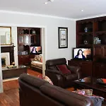 Town Centre Location With Free Private Parking -Wifi - Entire Home With 4 Bedrooms All Ensuite - Sleeps 9