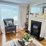3 Fair Hill House Centrally Located With Parking And Wifi Sleeps 6