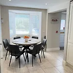 3 Fair Hill House Centrally Located With Parking And Wifi Sleeps 6