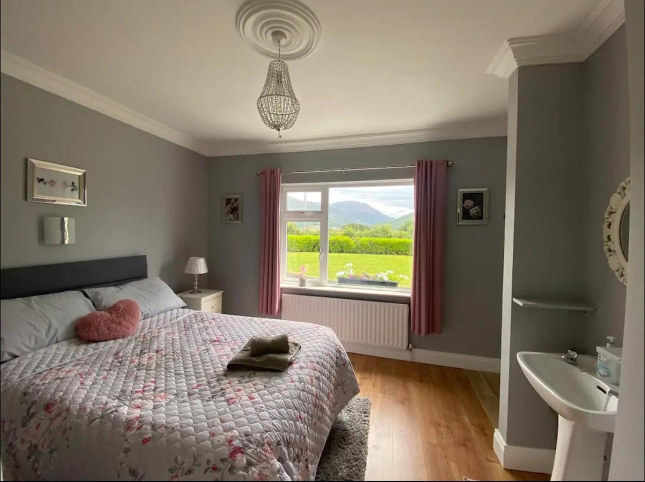 Mountain Views On The Ring Of Kerry Holiday home