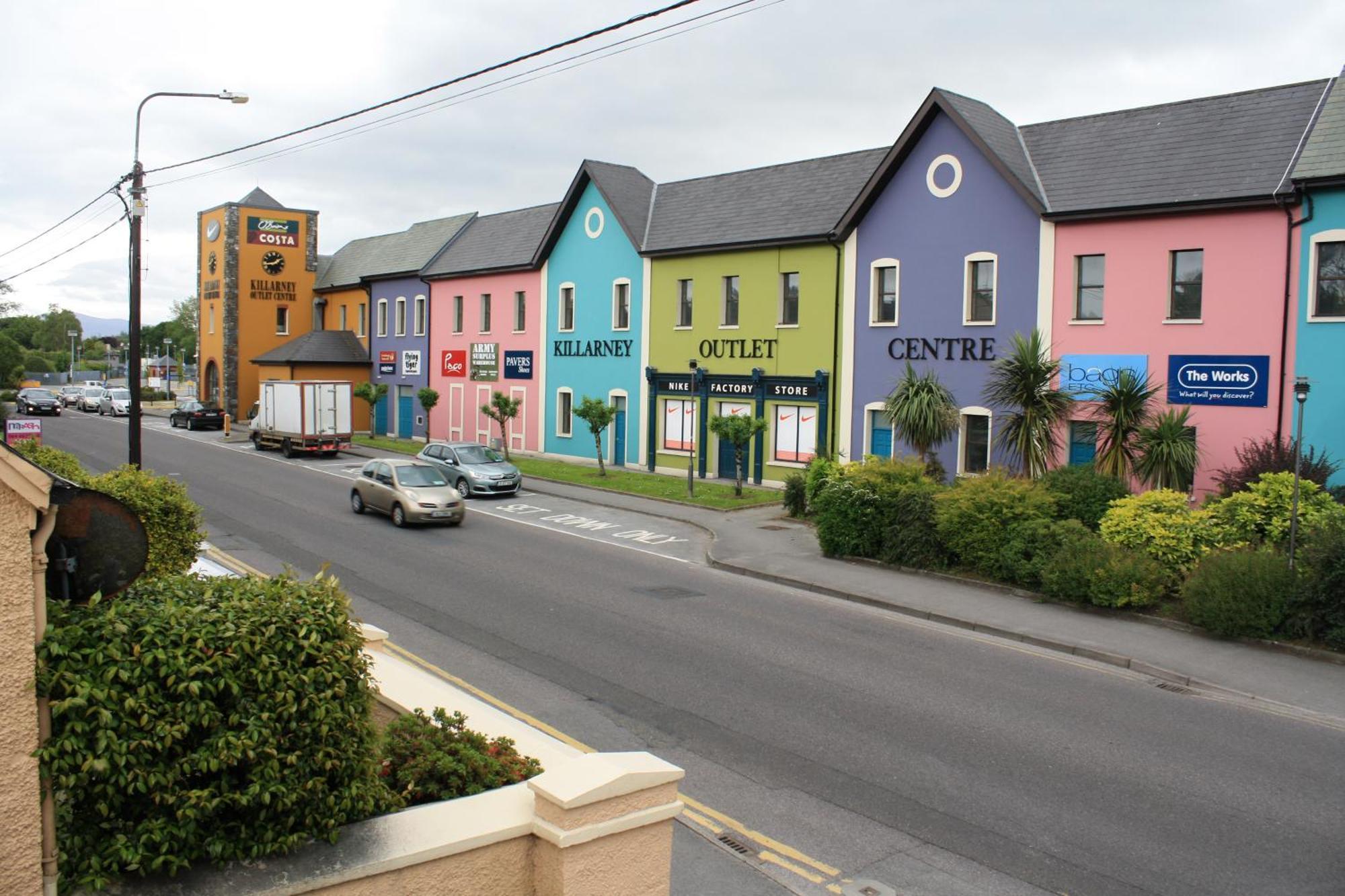 Town Centre Location With Free Private Parking -wifi - Entire With 4 Bedrooms Ensuite - Sleeps 9 * Killarney