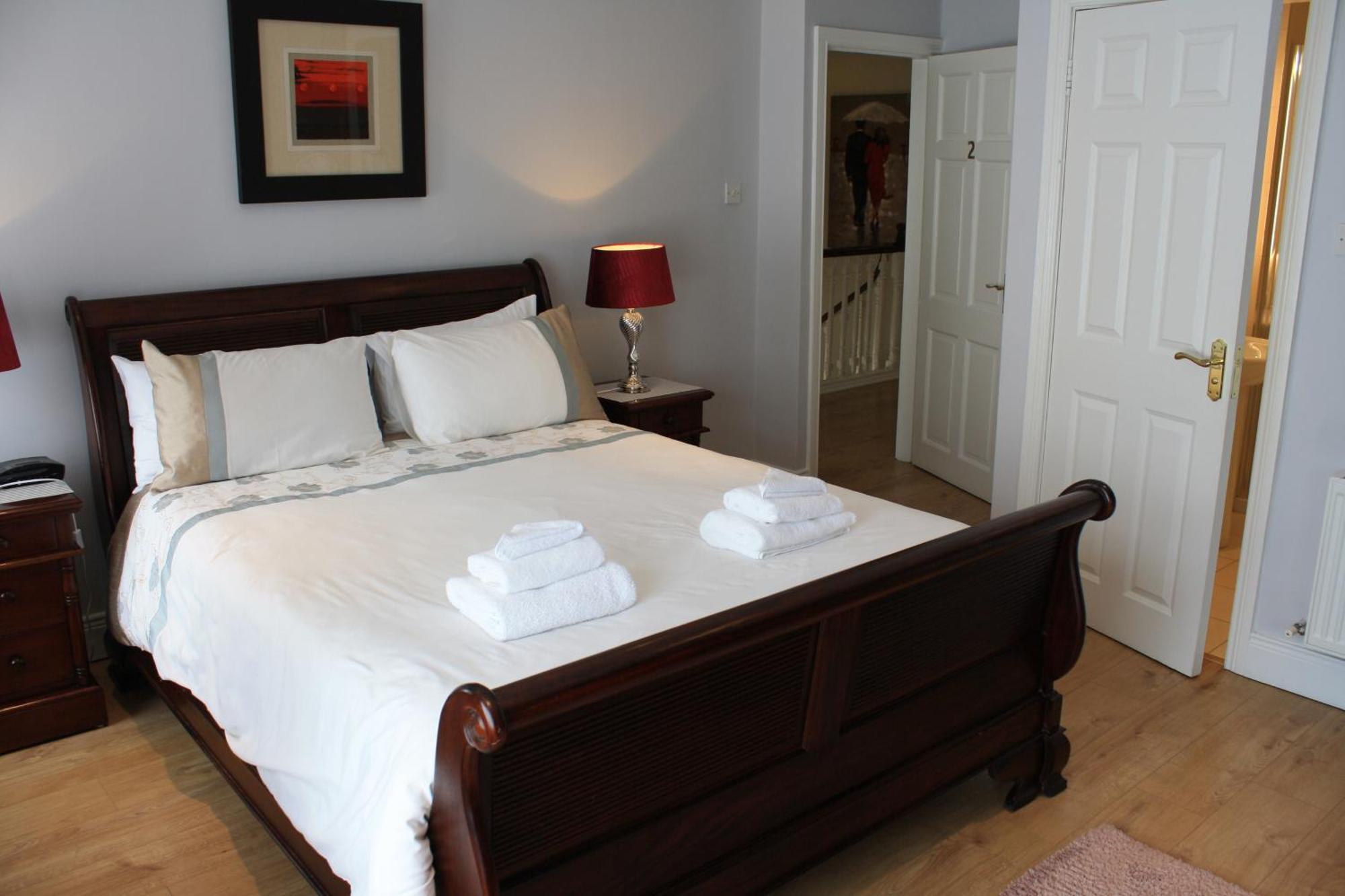 Holiday home Town Centre Location With Free Private Parking -wifi - Entire With 4 Bedrooms Ensuite - Sleeps 9