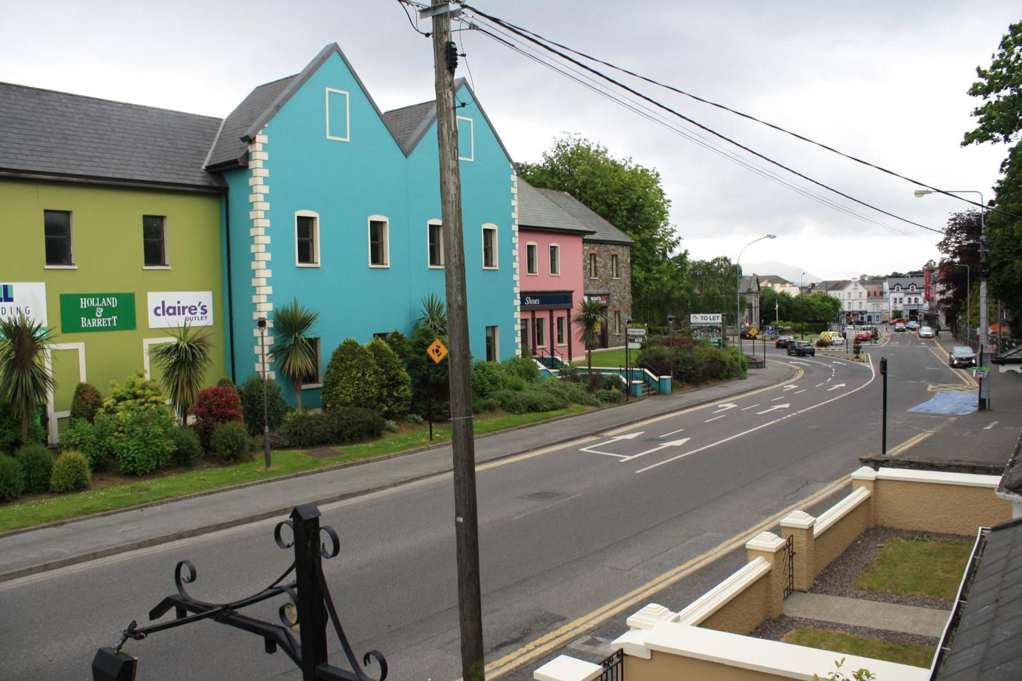 Town Centre Location With Free Private Parking -wifi - Entire With 4 Bedrooms Ensuite - Sleeps 9 Holiday home Killarney