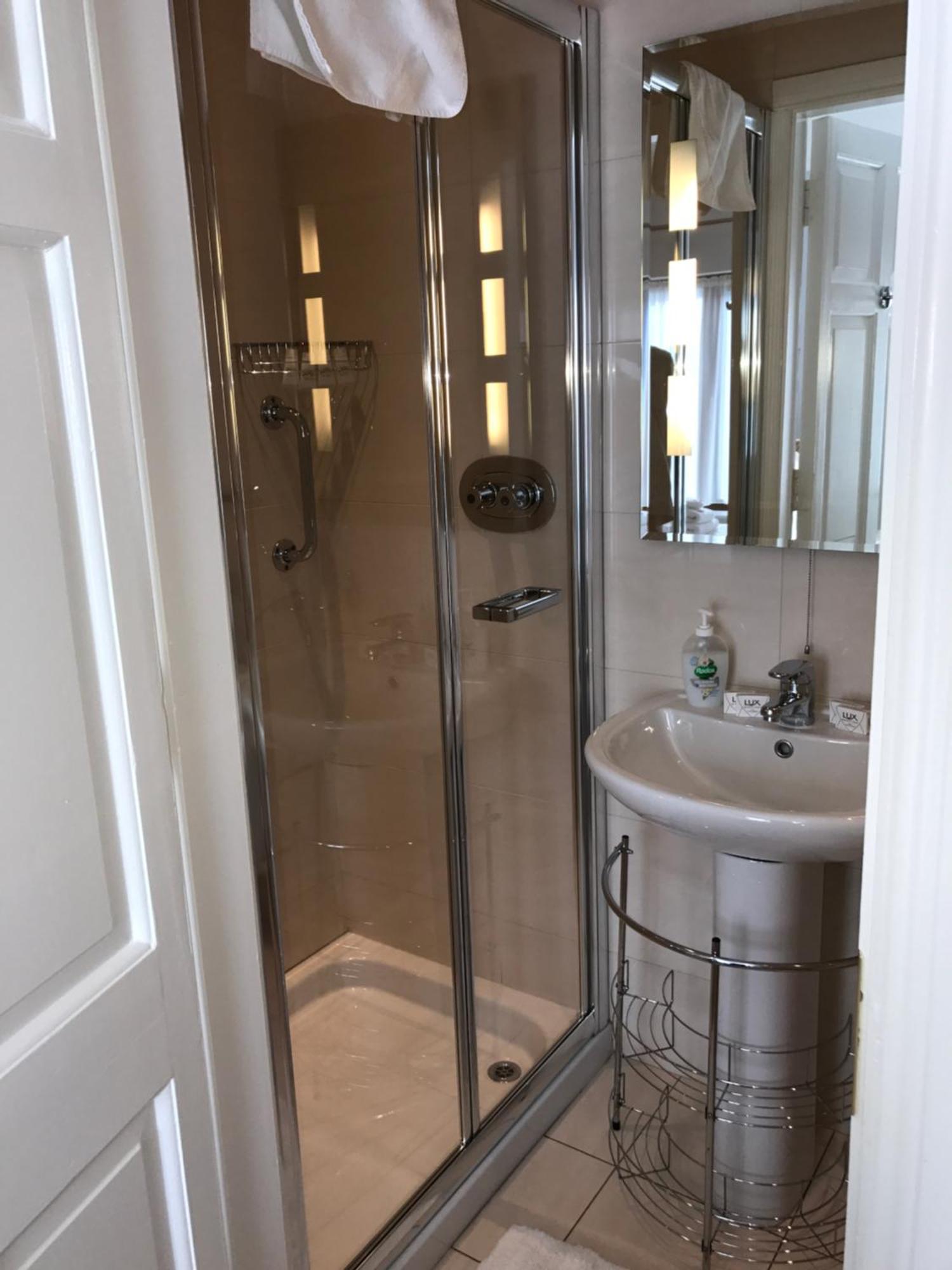 Town Centre Location With Free Private Parking -wifi - Entire With 4 Bedrooms Ensuite - Sleeps 9 * Killarney