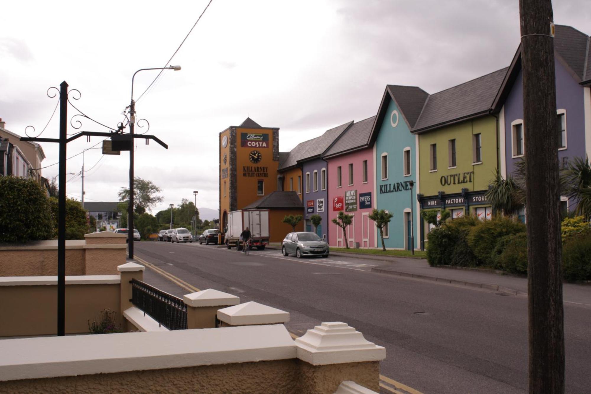 Holiday home Town Centre Location With Free Private Parking -wifi - Entire With 4 Bedrooms Ensuite - Sleeps 9 Killarney