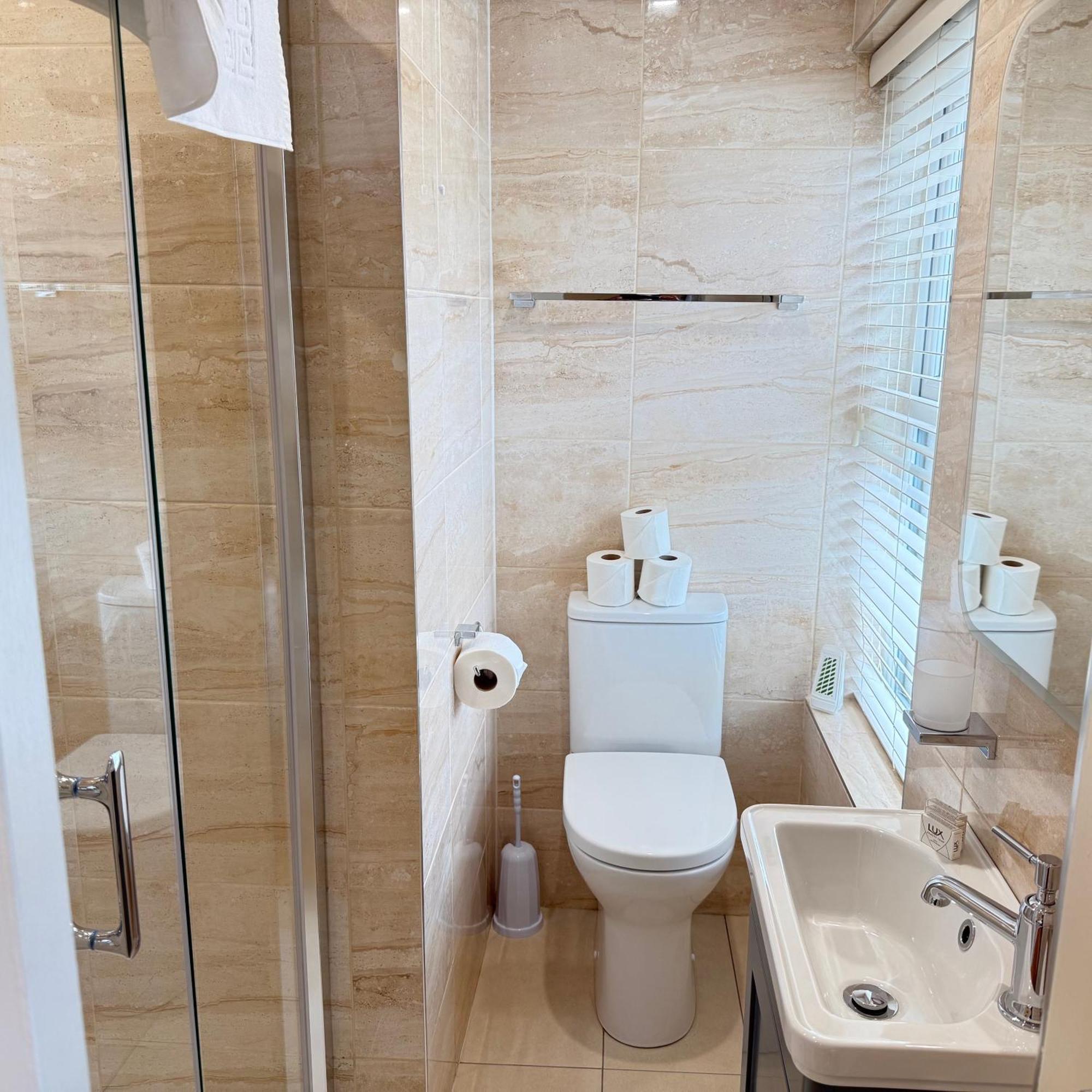 3 Fair Hill House Centrally Located With Parking And Wifi Sleeps 6