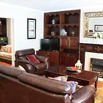 Town Centre Location -Free Private Parking -Luxury 4 Bedroom House All En-Suite With Power Showers -Full Kitchen, 2 Living Rooms - Great Location - Shops And Restaurants 3-Minute Walk -Fast Wi-Fi -Sleeps 9 Guests