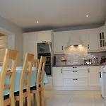 Town Centre Location -Free Private Parking -Luxury 4 Bedroom House All En-Suite With Power Showers -Full Kitchen, 2 Living Rooms - Great Location - Shops And Restaurants 3-Minute Walk -Fast Wi-Fi -Sleeps 9 Guests