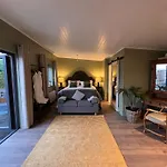 Luxurious One Bedroom Cabin With Private Hot Tub