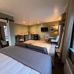 Luxurious One Bedroom Cabin With Private Hot Tub