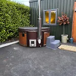 Luxurious One Bedroom Cabin With Private Hot Tub