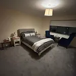 1 Luxurious Room In Family Home