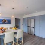 Luxury Eleven Bedroom House Sleeps 23 5-10 Mins Walk From Town Centre