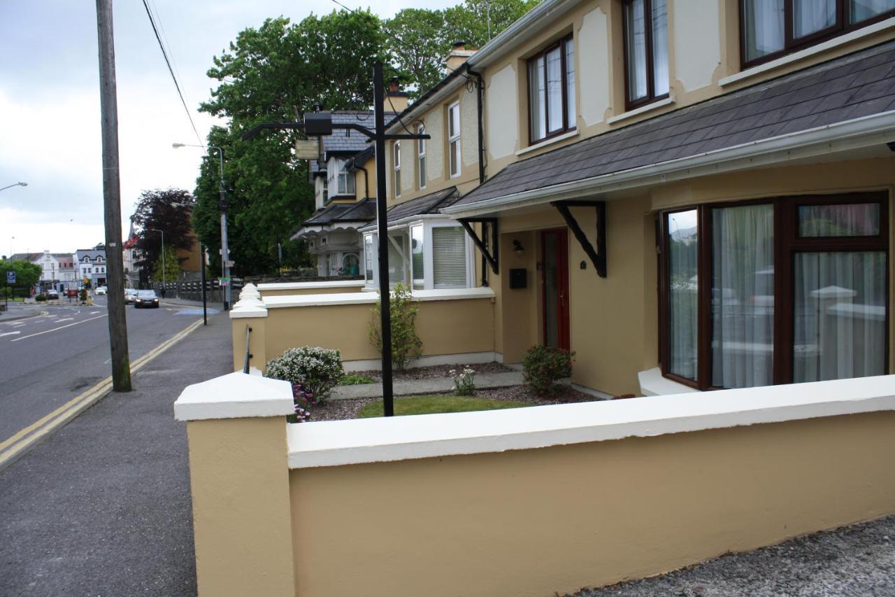 Town Centre Location -Free Private Parking -Luxury 4 Bedroom House All En-Suite With Power Showers -Full Kitchen, 2 Living Rooms - Great Location - Shops And Restaurants 3-Minute Walk -Fast Wi-Fi -Sleeps 9 Guests Holiday home *