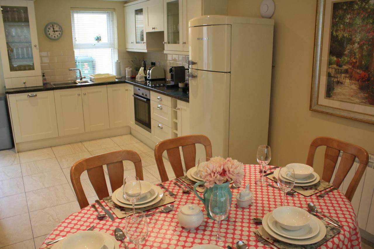 Luxury Townhouse -Free Private Parking- 2 Bedrooms Both En-Suite -Sleeps 5 - Fully Equipped Kitchen, Dining Room- Living Room With Tv Dvd Outside Courtyard With Seating - Fast Wi-Fi- 2-Minute Walk To Town Centre