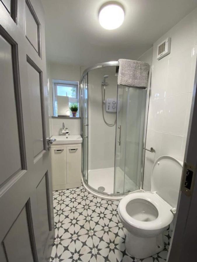 Location Location - Gorgeous 3 Bed In Apartment