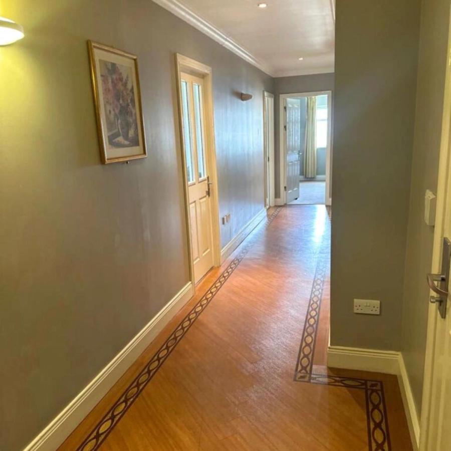 Spacious 2 Bedroom In Apartment *