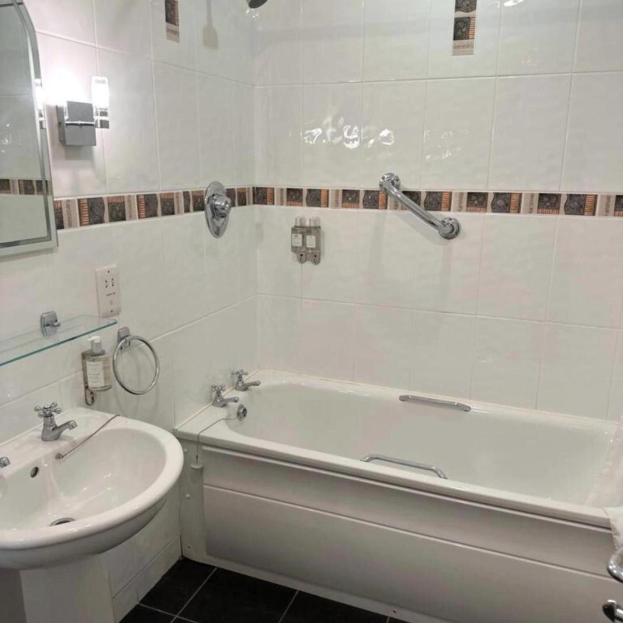 Spacious 2 Bedroom In Apartment *