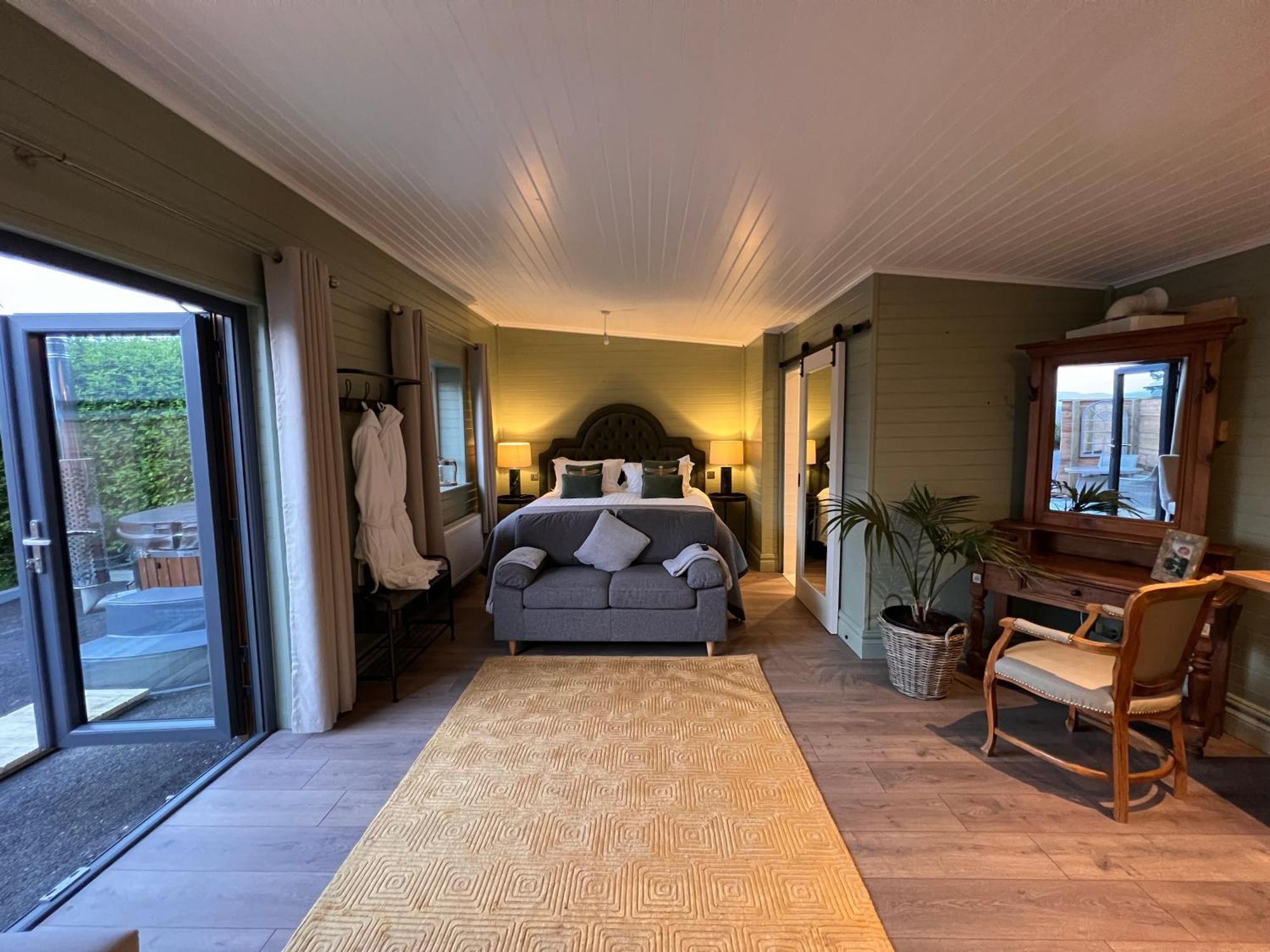 Luxurious One Bedroom Cabin With Private Hot Tub Chalet