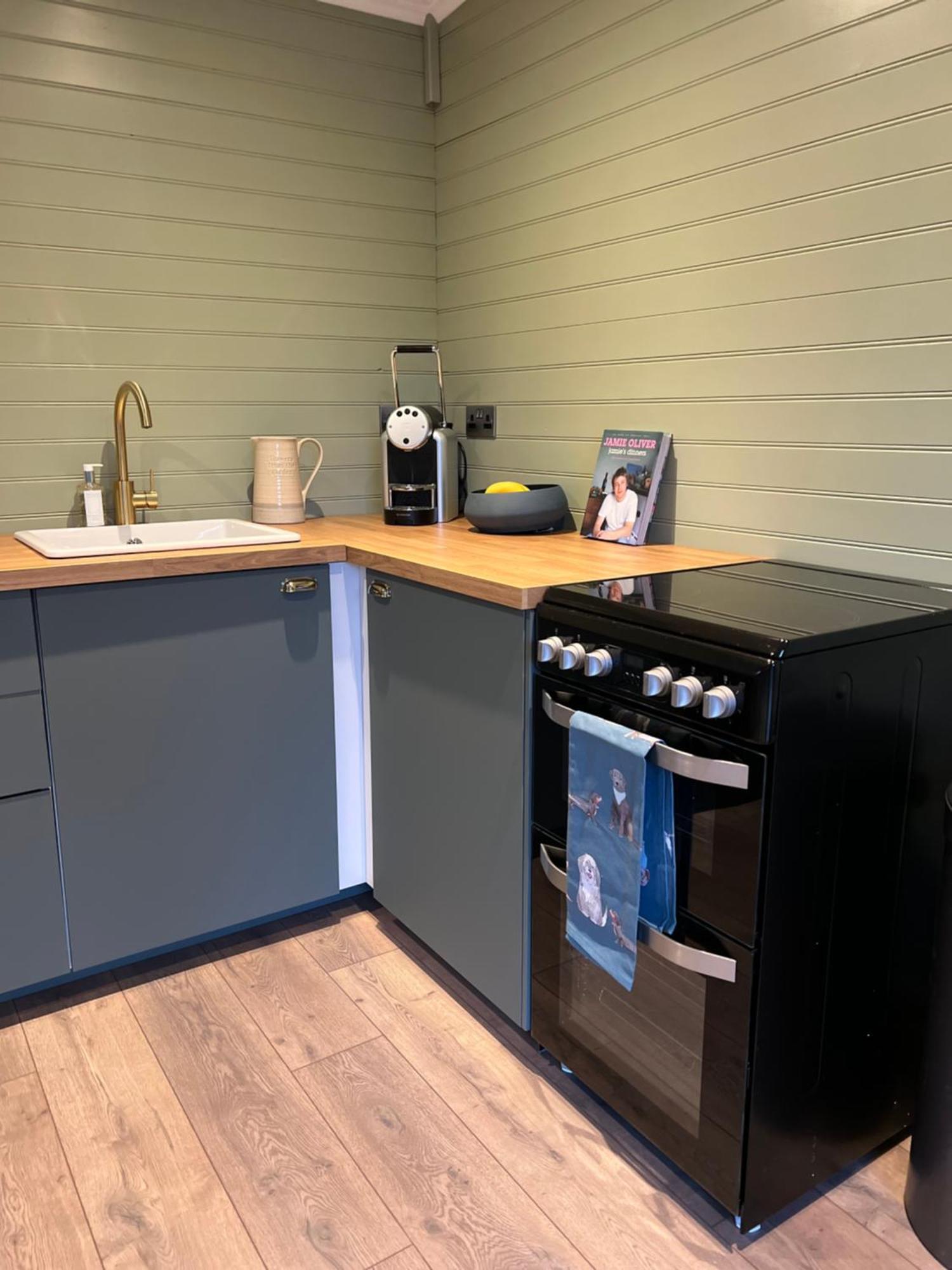 Luxurious One Bedroom Cabin With Private Hot Tub *