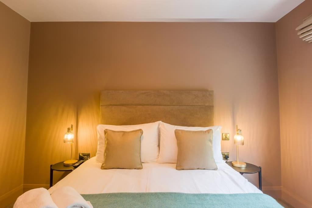 Luxury Eleven Bedroom House Sleeps 23 5-10 Mins Walk From Town Centre Holiday home *