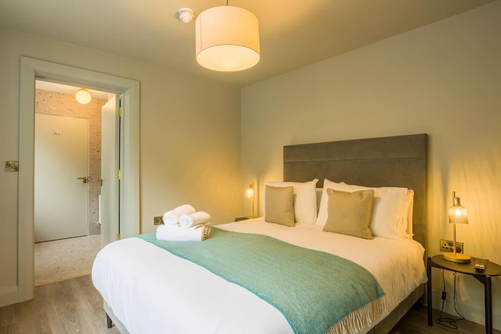 Luxury Eleven Bedroom House Sleeps 23 5-10 Mins Walk From Town Centre