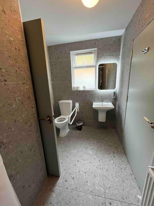 Holiday home Luxury Eleven Bedroom House Sleeps 23 5-10 Mins Walk From Town Centre *