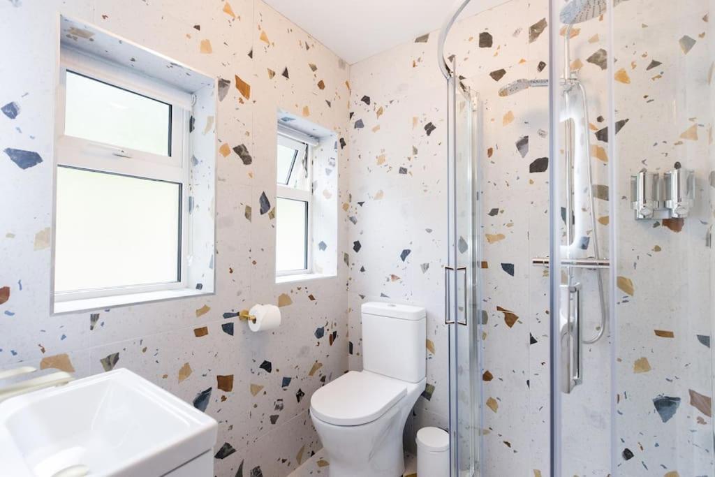 Holiday home Luxury Eleven Bedroom House Sleeps 23 5-10 Mins Walk From Town Centre *