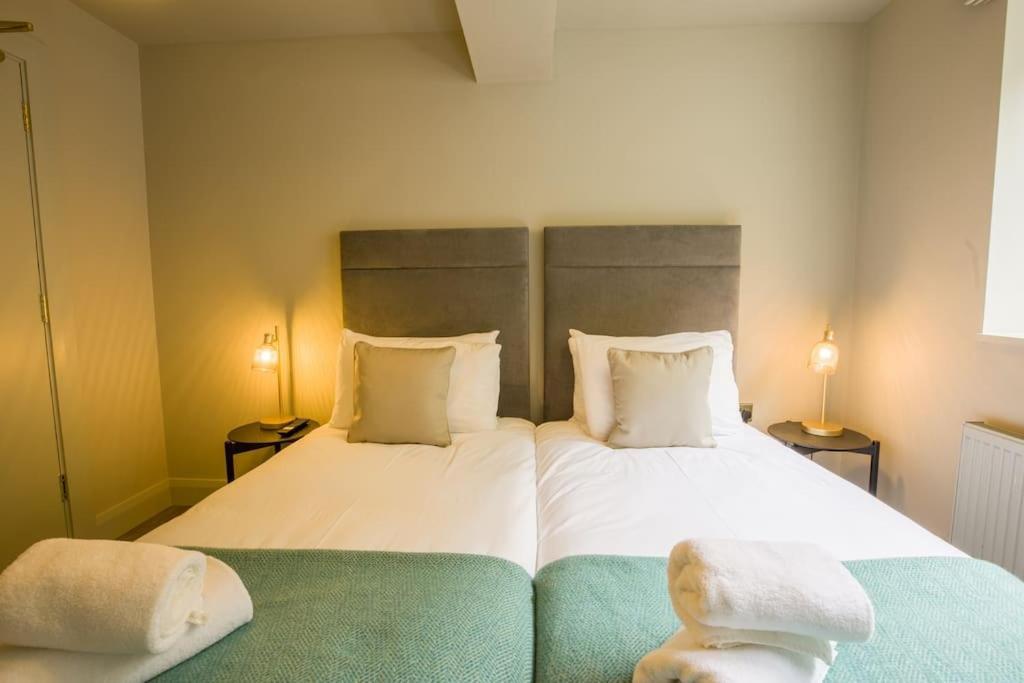Luxury Eleven Bedroom House Sleeps 23 5-10 Mins Walk From Town Centre *