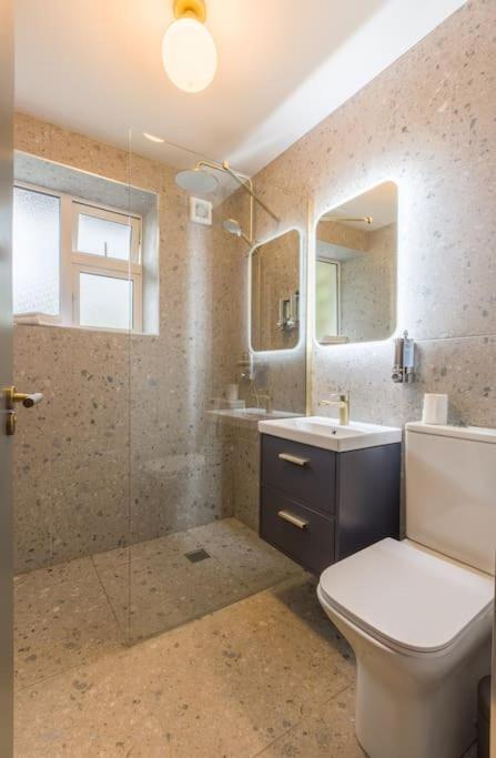 Luxury Eleven Bedroom House Sleeps 23 5-10 Mins Walk From Town Centre Holiday home