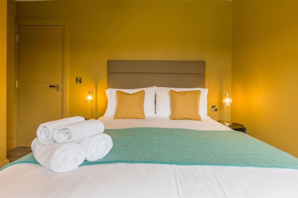 Holiday home Luxury Eleven Bedroom House Sleeps 23 5-10 Mins Walk From Town Centre