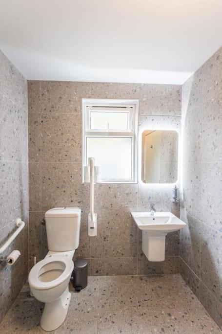 Holiday home Luxury Eleven Bedroom House Sleeps 23 5-10 Mins Walk From Town Centre *