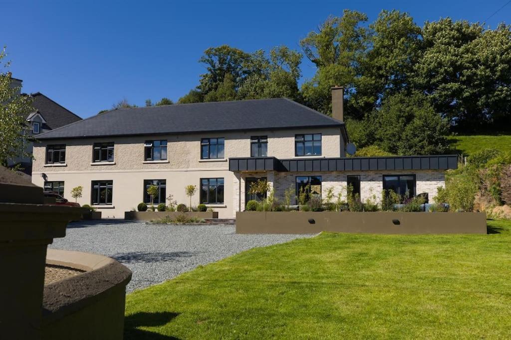 Luxury Eleven Bedroom House Sleeps 23 5-10 Mins Walk From Town Centre *