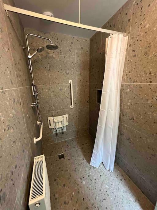 Luxury Eleven Bedroom House Sleeps 23 5-10 Mins Walk From Town Centre Holiday home *