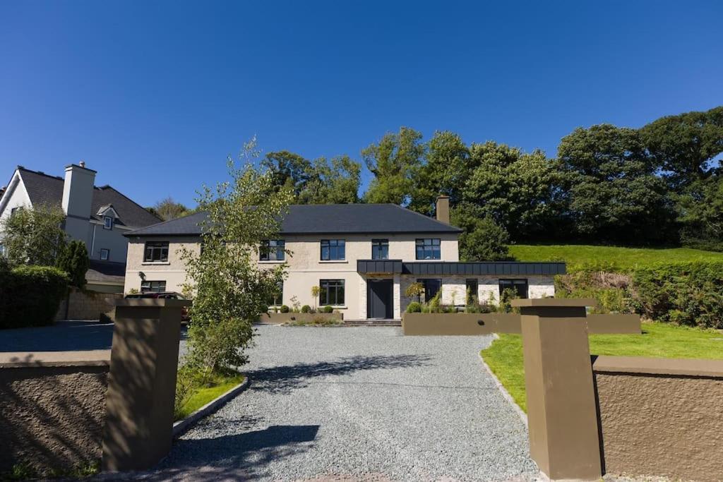 Luxury Eleven Bedroom House Sleeps 23 5-10 Mins Walk From Town Centre *