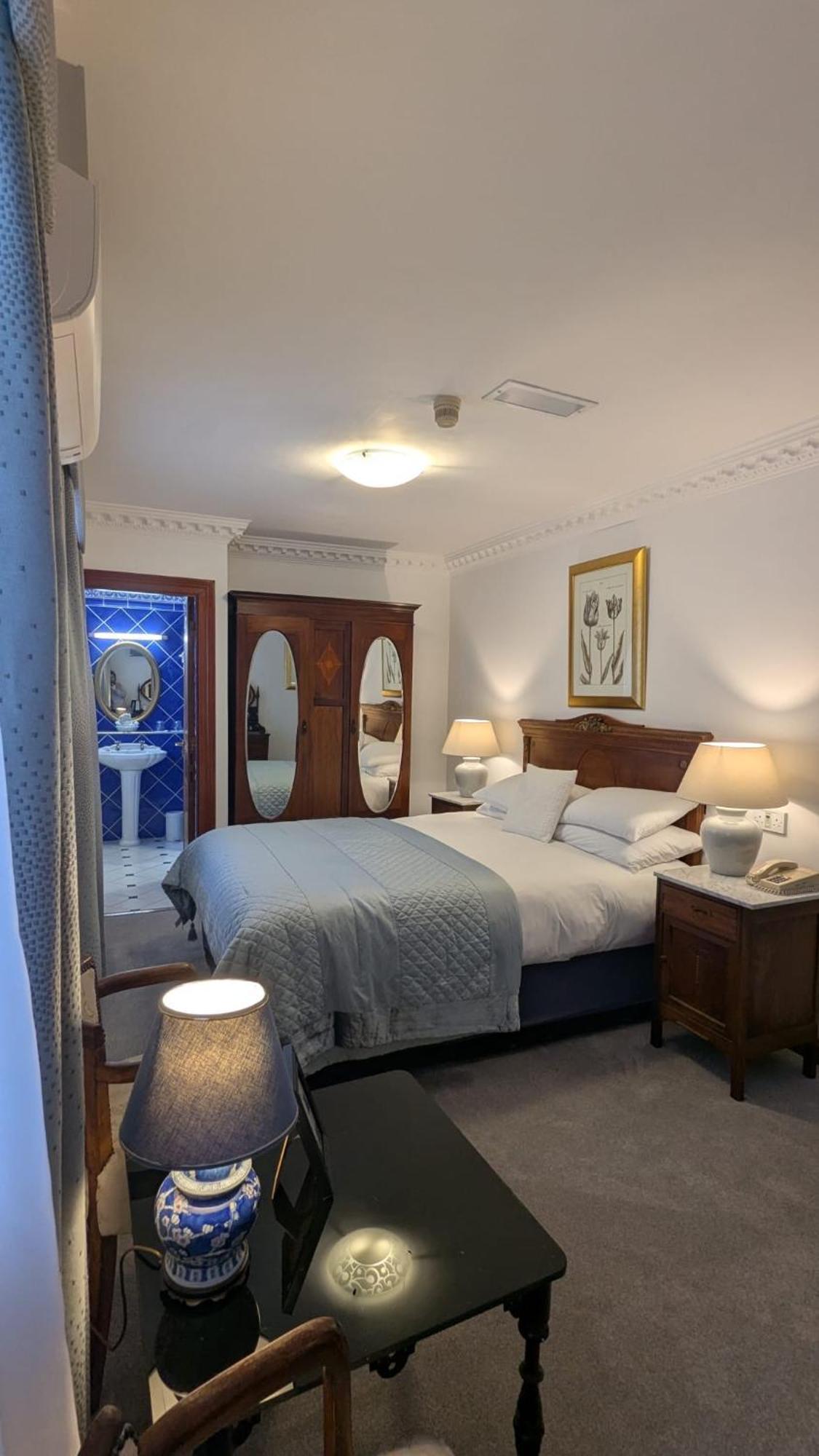 Foley's Townhouse Guest house 4*