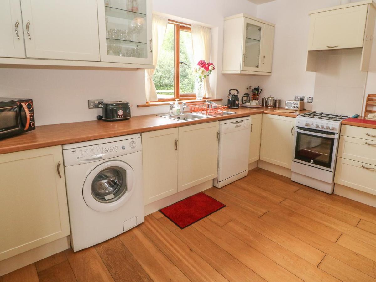 Oak Tree Apartment *