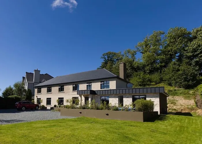 Luxury Eleven Bedroom House Sleeps 23 5-10 Mins Walk From Town Centre