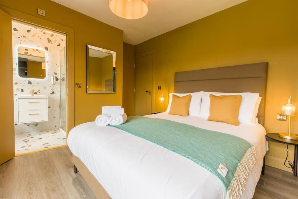 Luxury Eleven Bedroom House Sleeps 23 5-10 Mins Walk From Town Centre Holiday home *