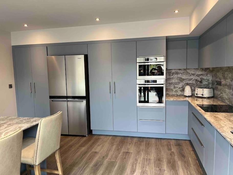 Luxury Eleven Bedroom House Sleeps 23 5-10 Mins Walk From Town Centre Holiday home *